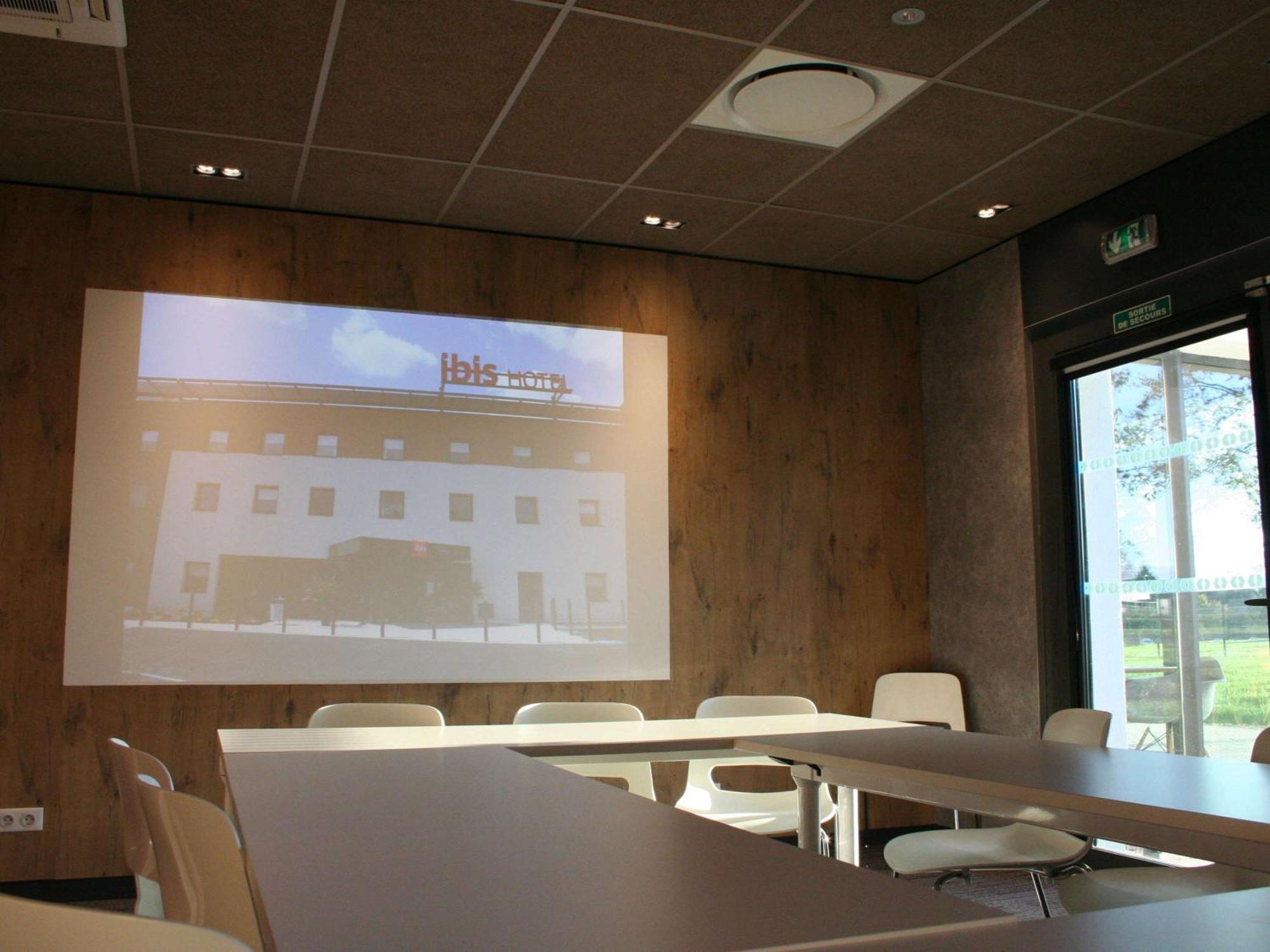 ホテル Ibis Montceau Les Mines エクステリア 写真